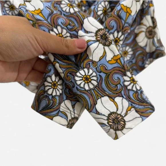 Maeve by Anthropologie floral blouse with ruched front and button-up. Size: XS - Picture 3 of 6